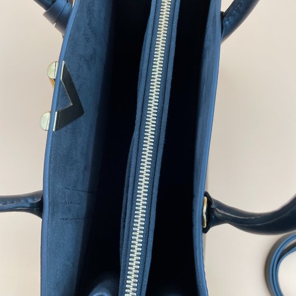 Louis Vuitton Handbag - Picture 4 of 16